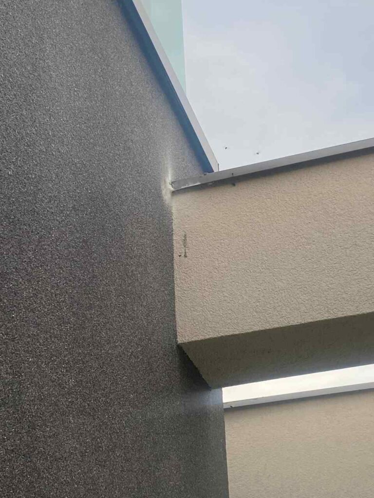 Rejtett darázsfészek irtása porozással.